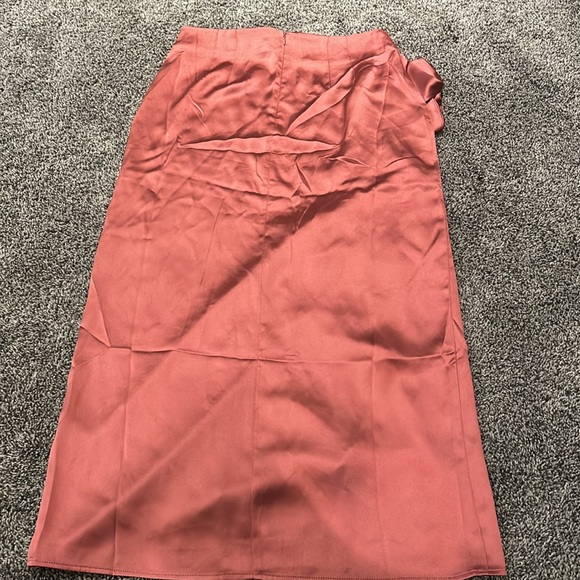 Silk skirt with a slit on the side with pleats. - Picture 3 of 3